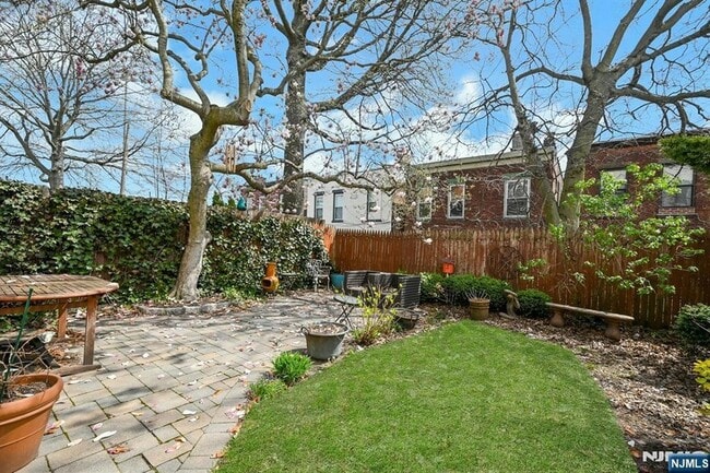 Building Photo - 158 Edgar St