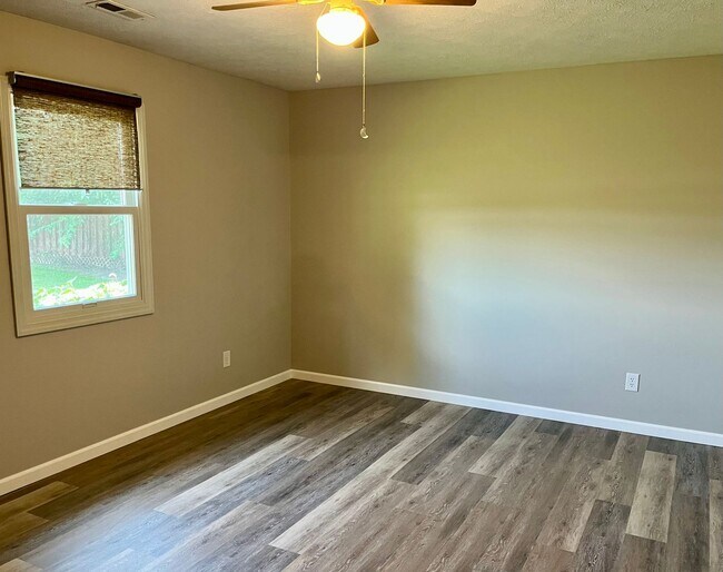 Building Photo - 644 Tamarach Dr