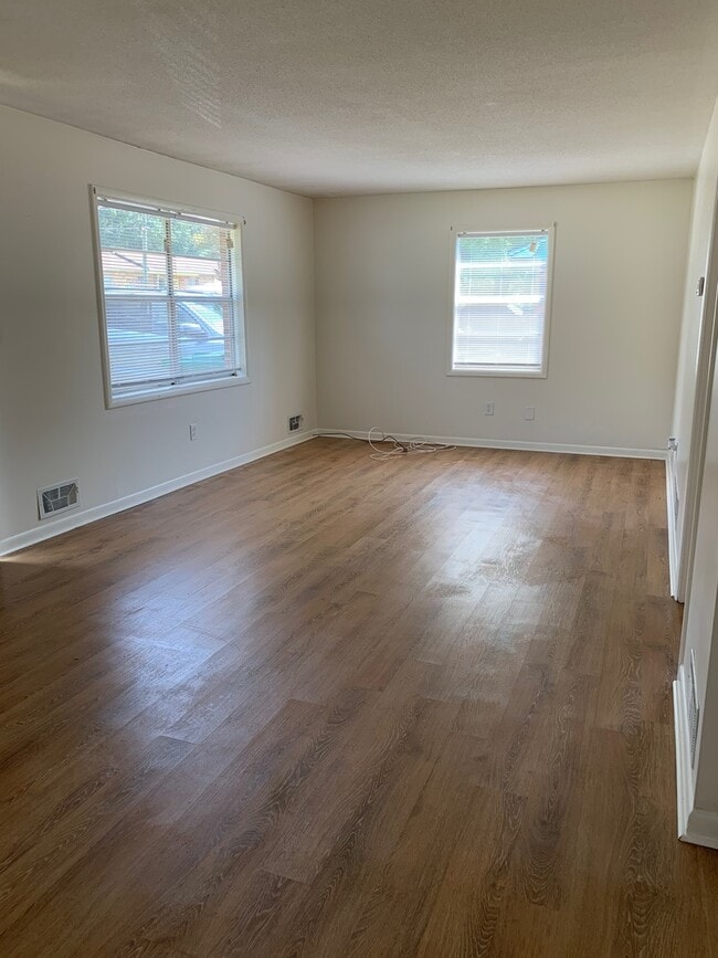 Building Photo - 1 Bedroom, 1 Bath Duplex Apartment on the Eastside