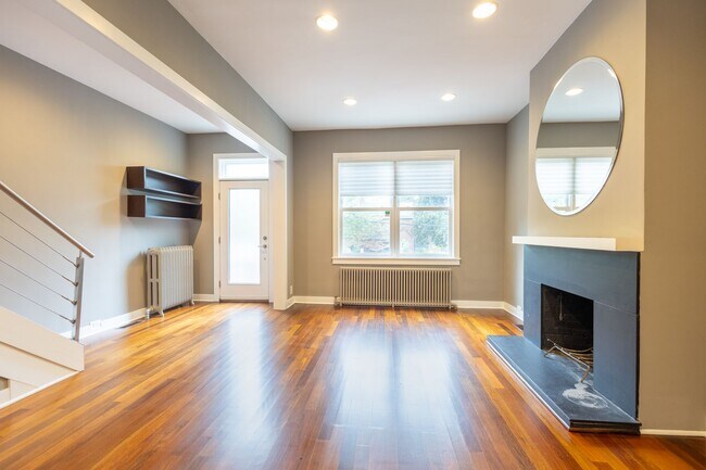 Building Photo - Beautiful 4 BR/3.5 BA Townhome in Cathedra...