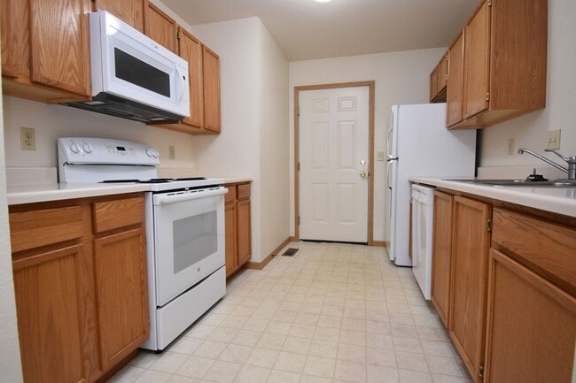 Building Photo - Townhouse-style unit! 2 Bedrooms, 1.5 Bath...