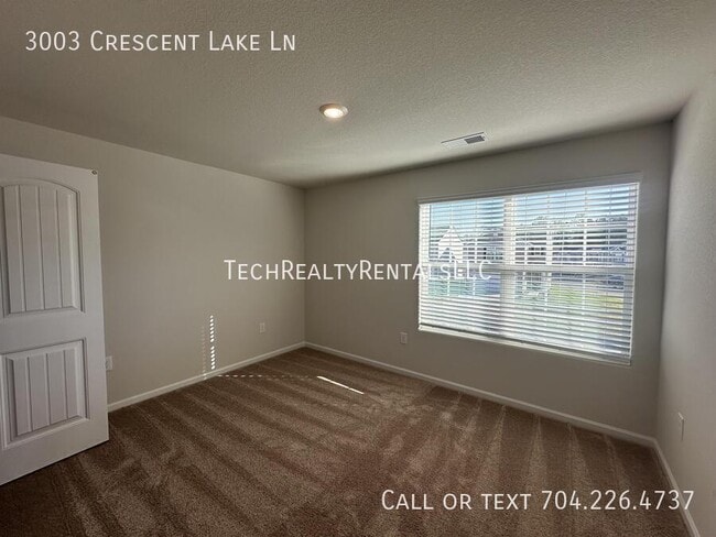 Building Photo - 3003 Cres Lk Ln