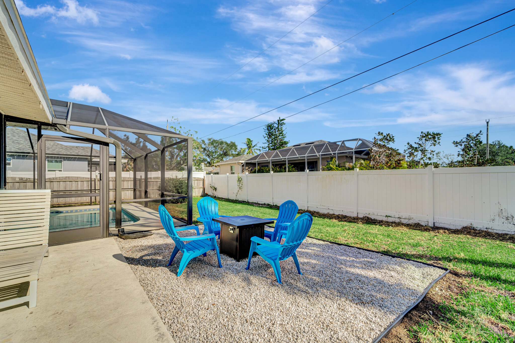 Building Photo - 561 Cabana Rd