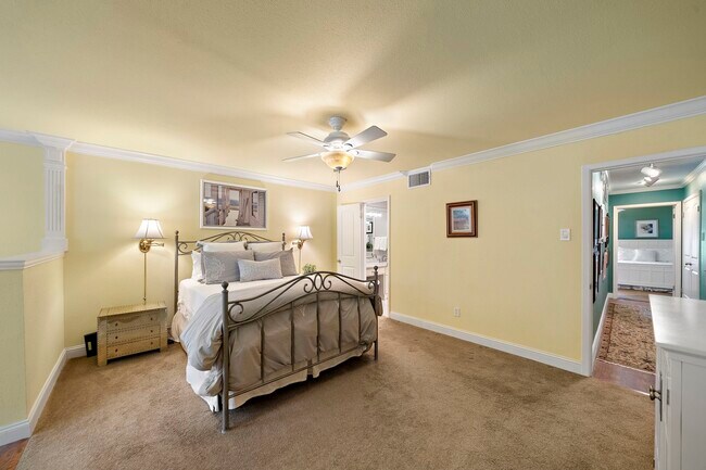 Building Photo - 8944 Chatsworth Dr