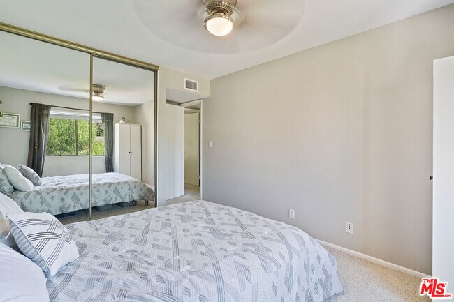 Building Photo - 5757 Owensmouth Ave