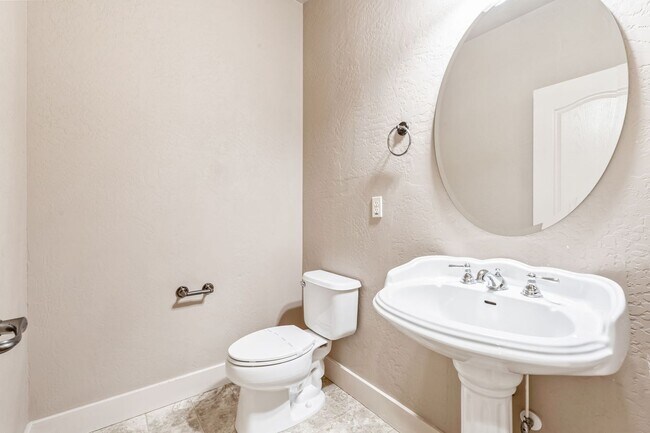 Building Photo - SE BOISE 5BD/3.5BA PLUS OFFICE