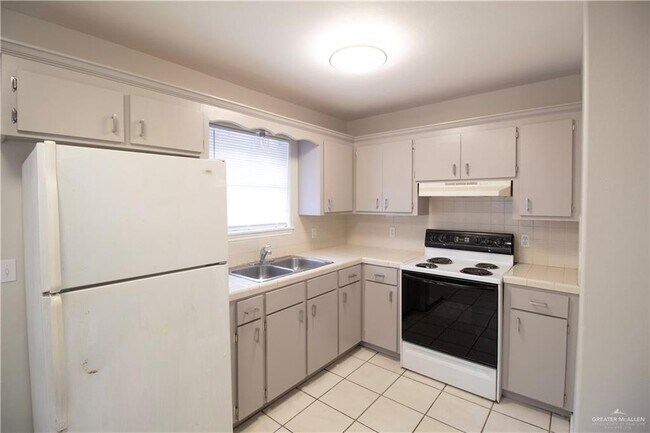 Building Photo - 10 Robin Ave