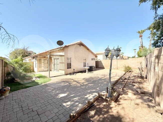 Building Photo - 1150 W Lark Dr