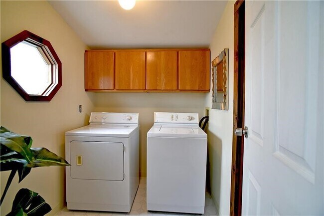 Building Photo - 2331 Edgemere Dr