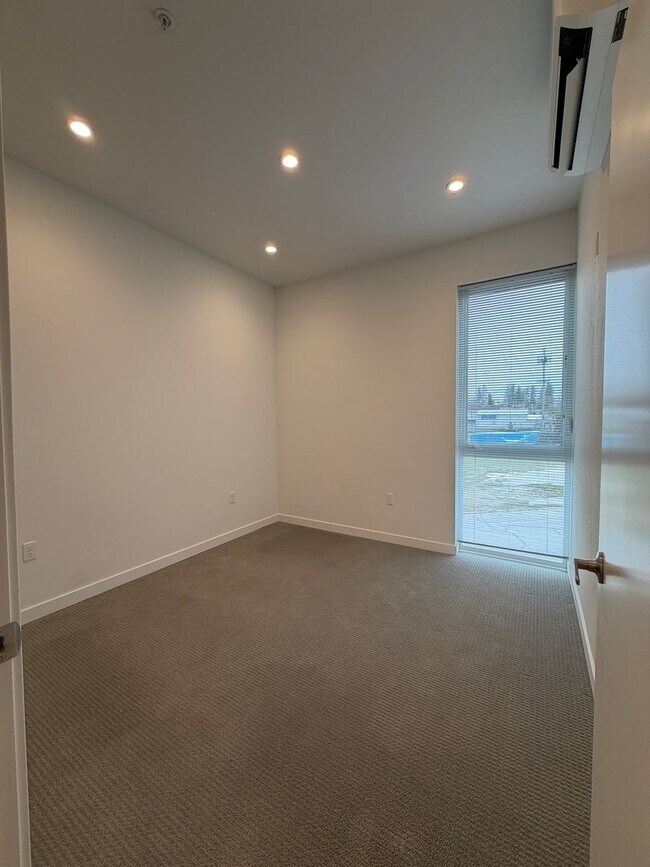 Building Photo - 2001 W 7th Ave