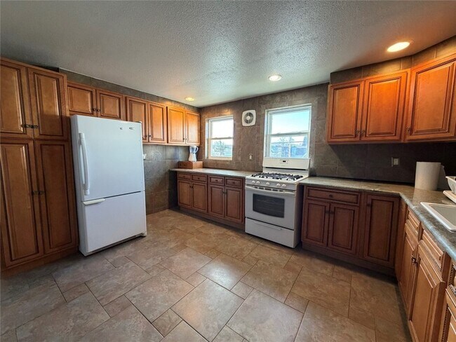 Building Photo - 91 Grand Ave