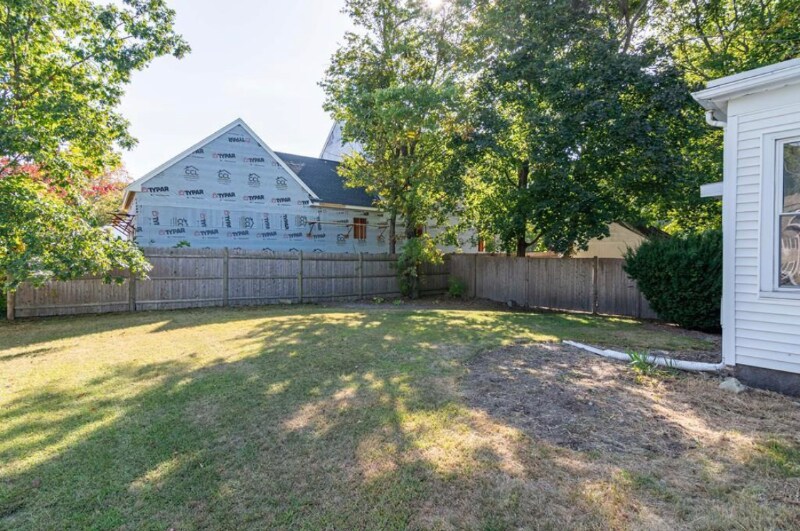 Building Photo - 1104 Pleasant St
