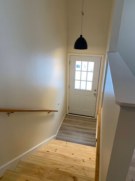 Building Photo - 12 Pine St