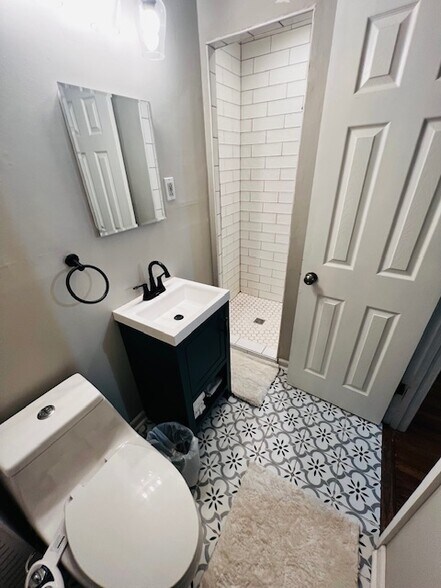 Main Shower - 1488 Quince Cv