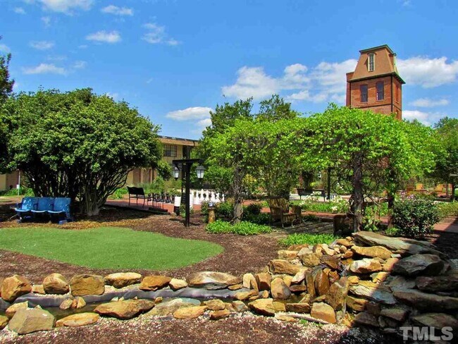 Building Photo - 807 W Trinity Ave