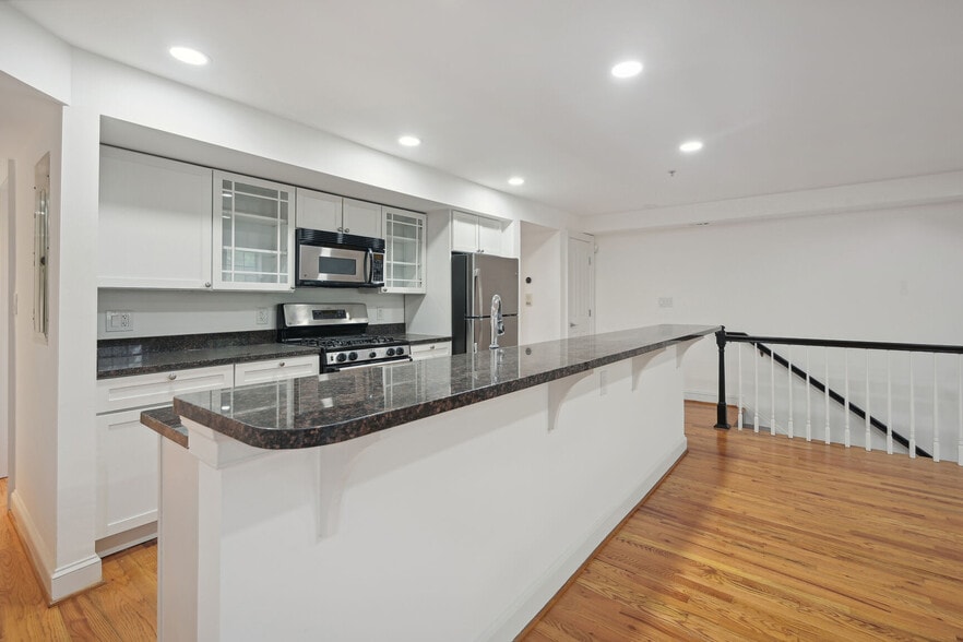 Building Photo - 933 M St NW