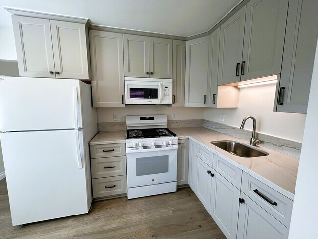 Building Photo - Stylish Remodel Near Beach & Downtown