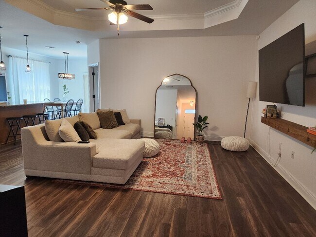 Building Photo - Discover Fine Living in this Captivating 3 Bed/2 Bath Home!