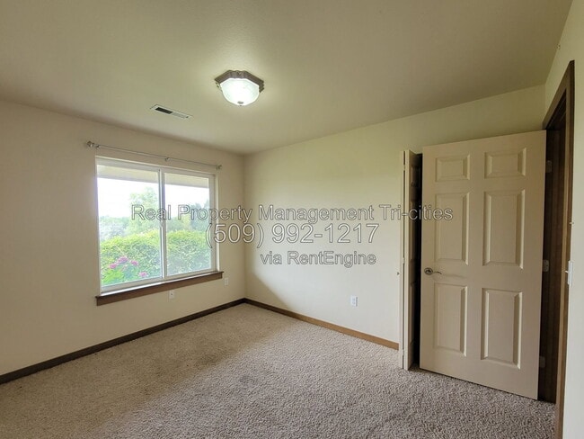 Building Photo - 689 Tanglewood Dr