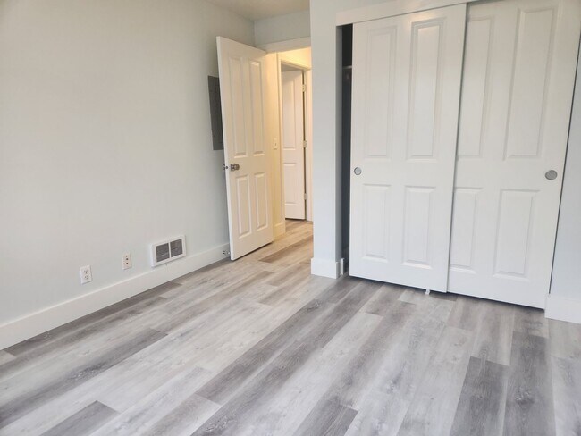 Building Photo - Recently Renovated 3 Bedroom Campus Duplex!