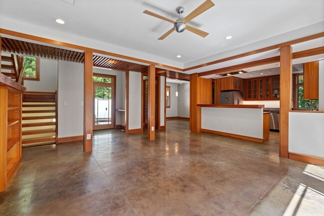 Building Photo - 817 Oasis Dr