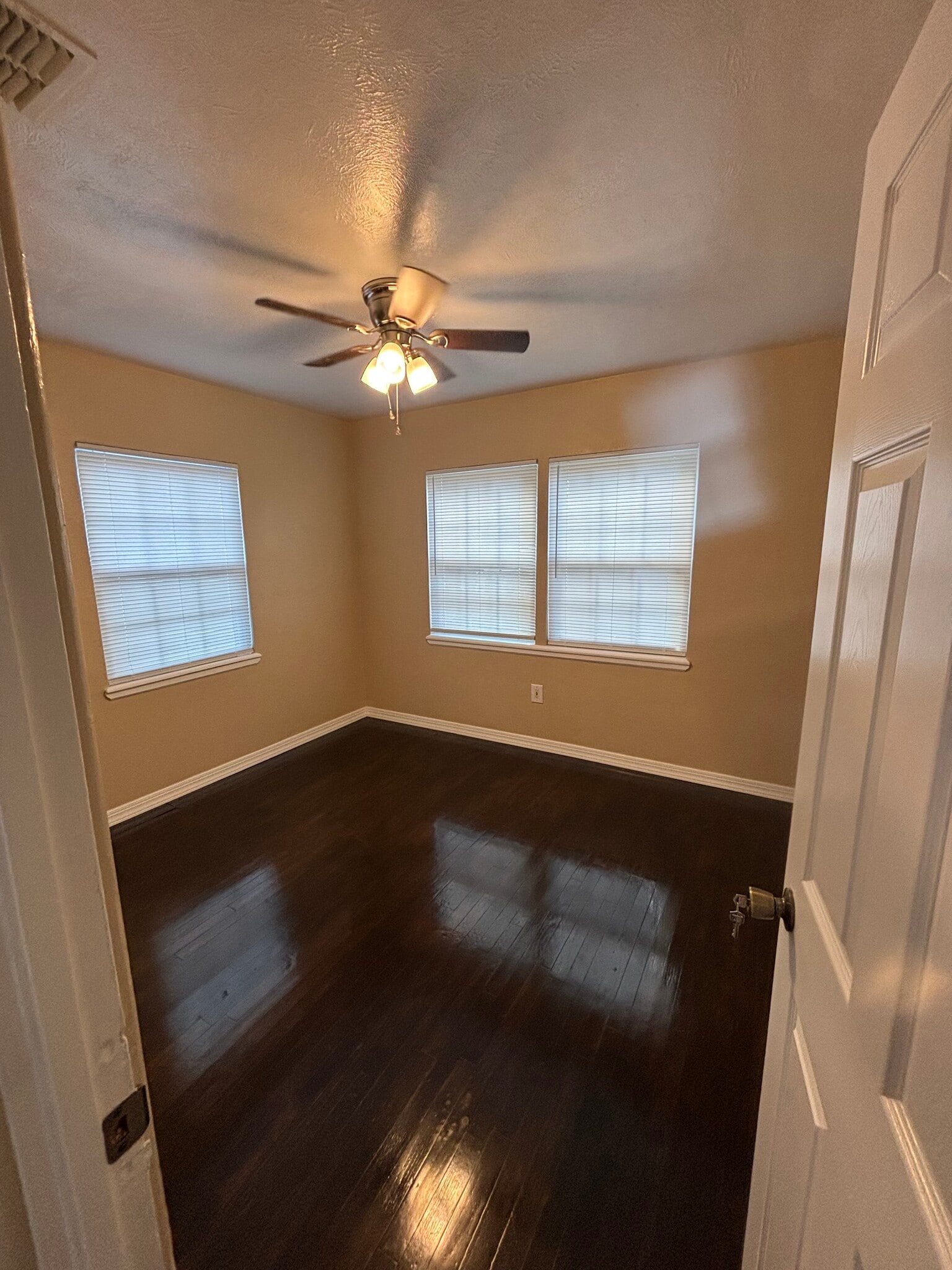 Bed 2 - 1313 Golfview St