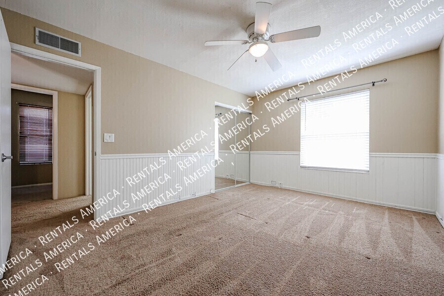 Building Photo - 4809 E Euclid Ave
