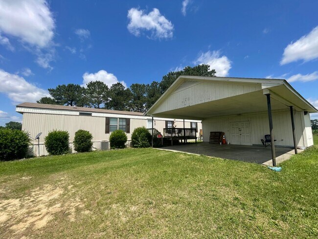 Building Photo - Country Living at its Best