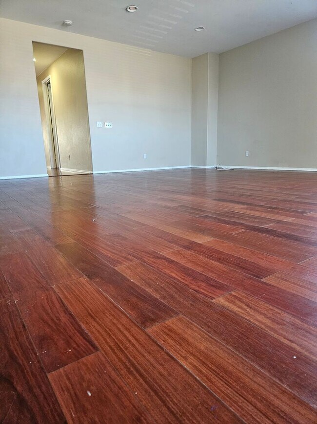 Building Photo - 5 BEDROOM OAK HILLS / HESPERIA HOME