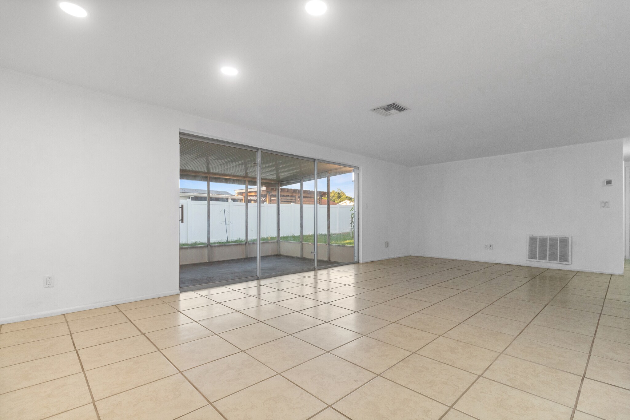 Building Photo - 3327 Garfield Dr