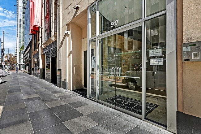 Building Photo - 917 Main St