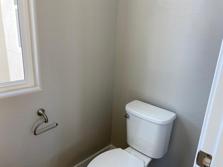 Building Photo - 1312 N Zane Dr