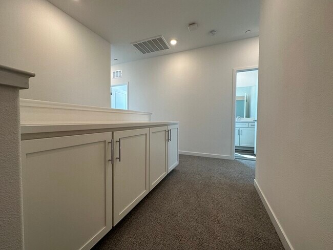 Building Photo - Gorgeous 3 Bedroom 2.5 Bathrooms