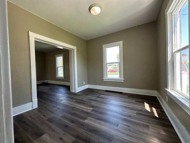 Building Photo - Charming 3 bedroom house $1125