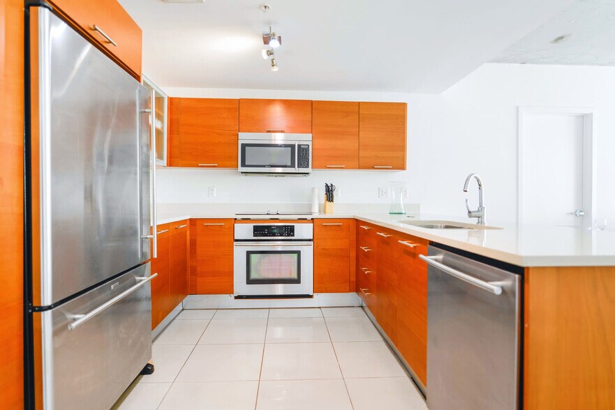 Building Photo - 3250 NE 1st Ave