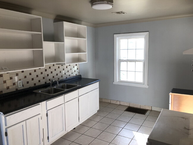 Building Photo - Cute midtown 3 bedroom, 1 bath home