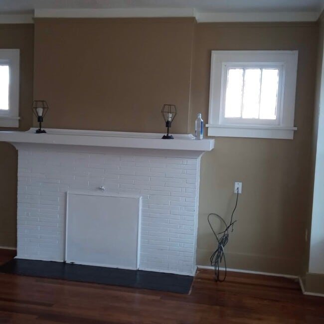 Building Photo - 1928 Gladstone St