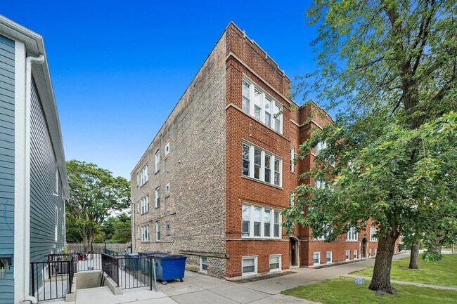 Building Photo - Spacious 2BR/2BA Rogers Park Condo with In-Unit Laundry & Central Air