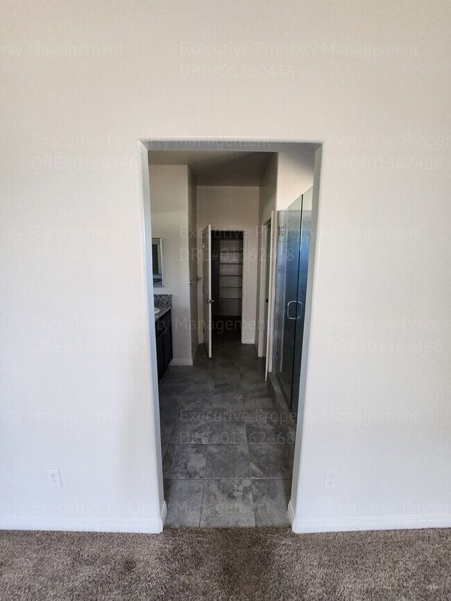 Building Photo - 3 bedroom/ 2 bathroom home located in a cu...