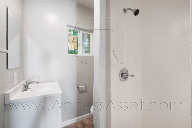 Building Photo - Cozy And Charming 2 Bed/1 Bath Duplex In Perris!