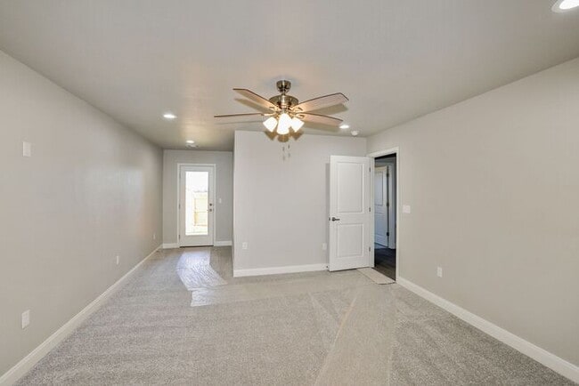 Building Photo - 7616 Woodford Ave