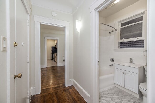 Building Photo - UPDATED PRICING! Parking! 2BR. Private Patio!  DISHWASHER! On-Site LAUNDRY! HARDWOOD!