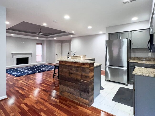 Building Photo - 221 New Kent Pl