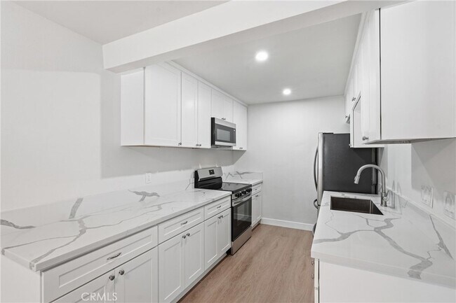 Building Photo - 374 Miraleste Dr