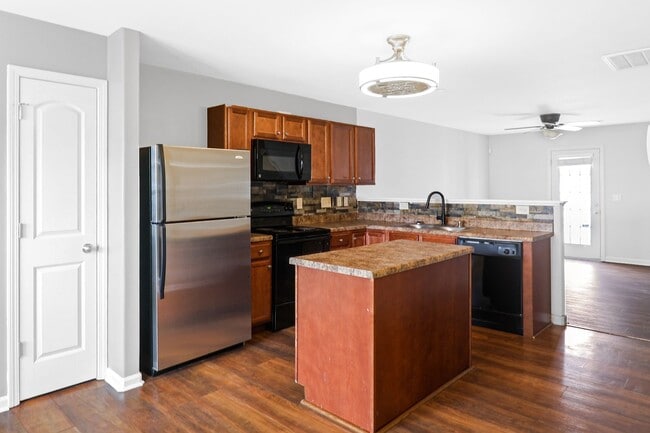 Building Photo - pdated 2BR/2.5BA Townhome with Private Fenced Patio