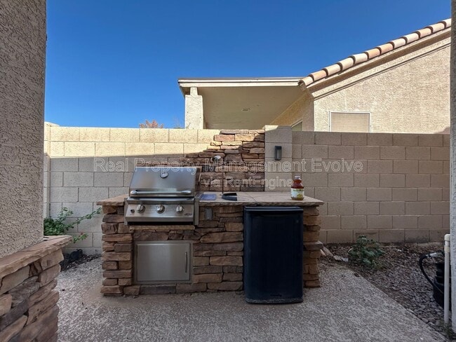 Building Photo - 774 E Maria Ln