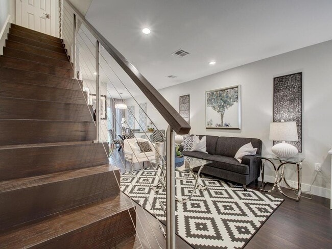 Building Photo - 202 S College St