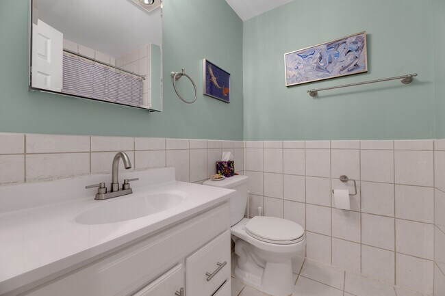 Building Photo - 1233 Raum St NE