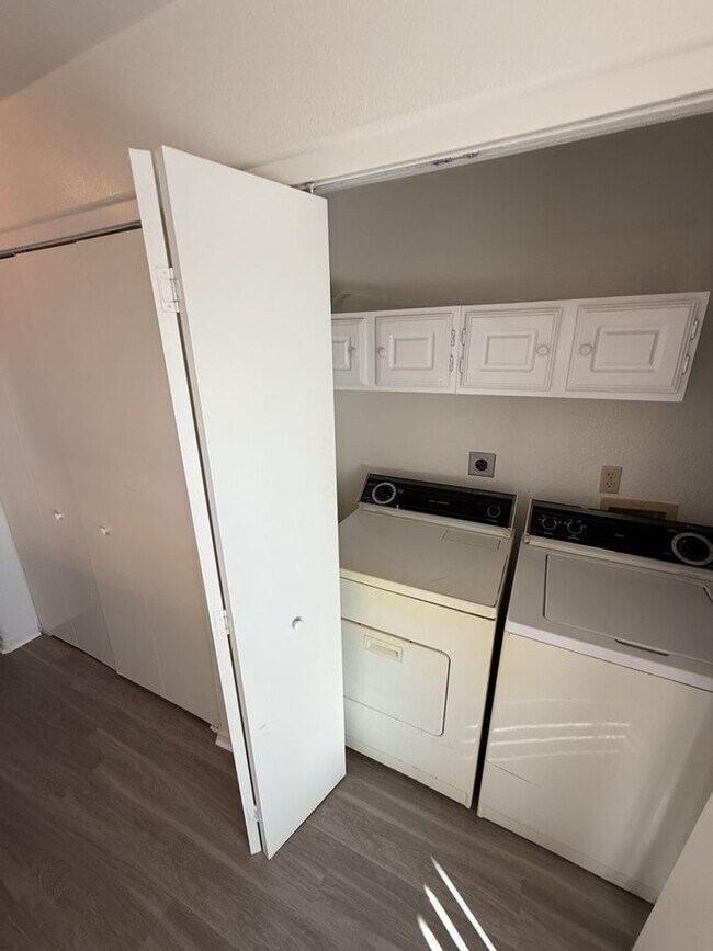 Building Photo - Upgraded Condo!