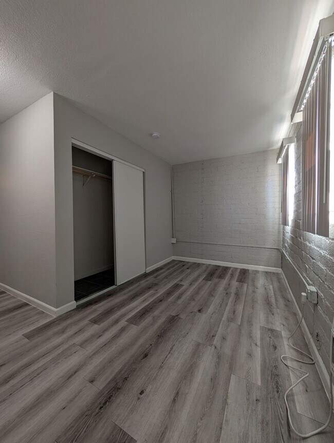 Building Photo - 2 BEDROOM APARTMENT IN DOWNTOWN LAS VEGAS